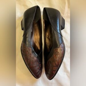 TAMARIS black and brown leather pump with cut out design low heel made in Italy